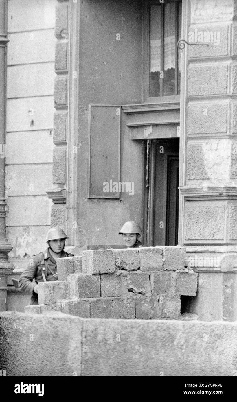 Nella notte tra il 12 e il 13 agosto 1961, Walter Ulbricht, presidente del Consiglio di Stato della RDT, leader del partito SED e presidente del Consiglio di difesa nazionale della RDT, diede l'ordine di sigillare il confine di settore a Berlino. Con l'accordo dell'Unione Sovietica e il sostegno delle truppe sovietiche nella RDT, l'ultima scappatoia attraverso la quale la dittatura del SED poteva ancora fuggire fu chiusa. [traduzione automatizzata] Foto Stock