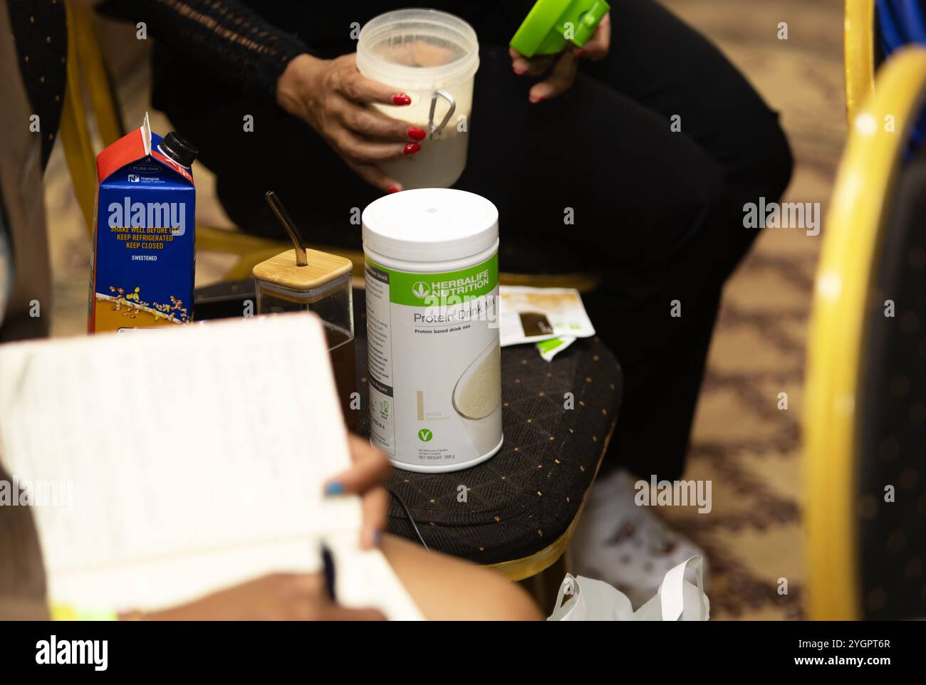 Botswana, Gaborone, 20.07.2024, editoriale, bottiglia Herbalife con bevanda proteica con estratto di tè, rimedi naturali, integratore alimentare, naturale Foto Stock