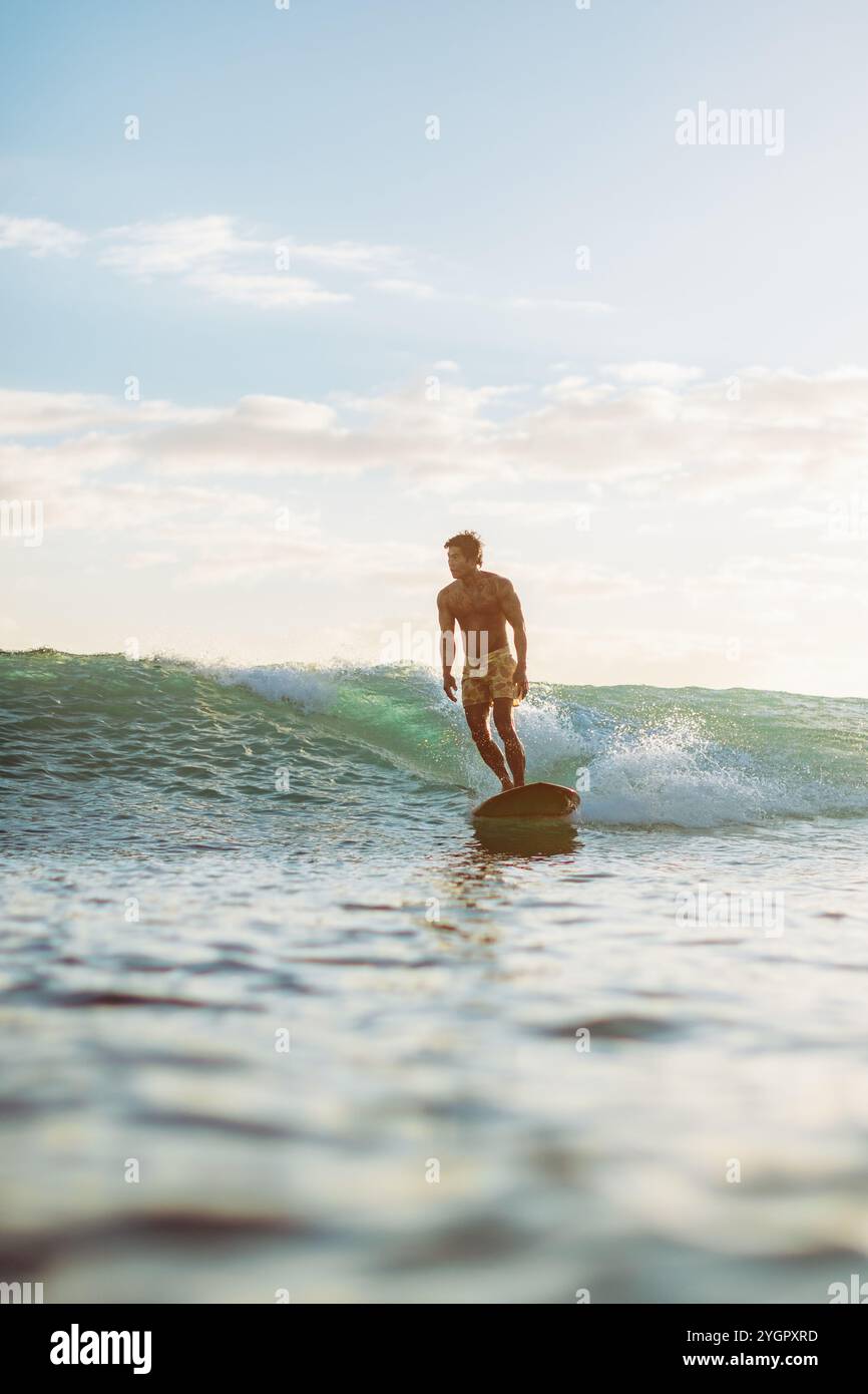 Arthur 'Toots' Anchinges espone un tranquillo controllo del surf a Queens Beach, Waikiki Foto Stock