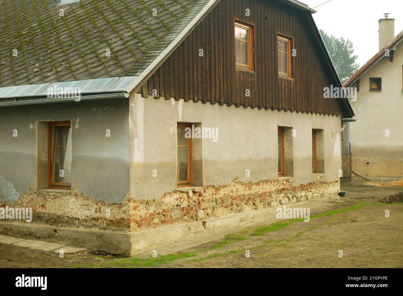 Inondazione dopo casa distrutta fiume spazzato Jesenik allagato danneggiato altezza parete d'acqua finestra asfalto strada edificio detriti acqua sepolto fango conseguenze Foto Stock