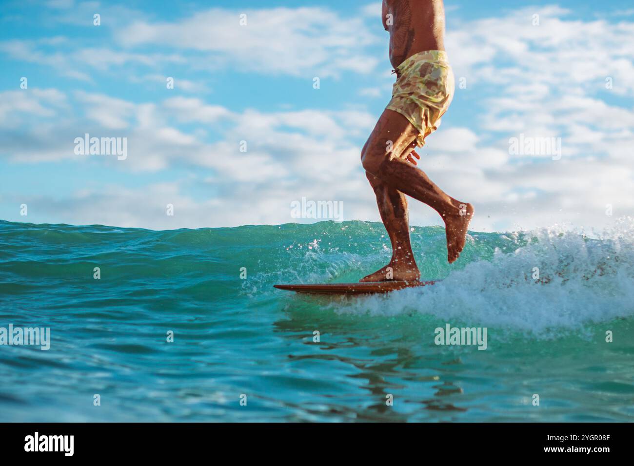 Arthur 'Toots' Anchinges mette in mostra abilità da surf sulle onde di Queens Beach, Waikiki Foto Stock