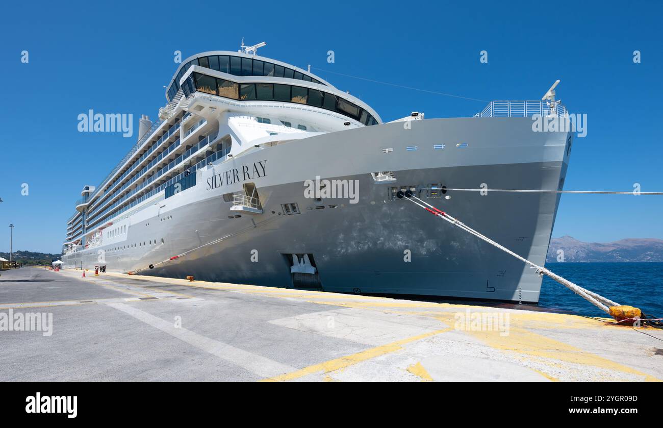 Corfù, Grecia - 22 luglio 2024: Silversea Cruise Ship Silver Ray nel porto di Corfù in Grecia. Foto Stock