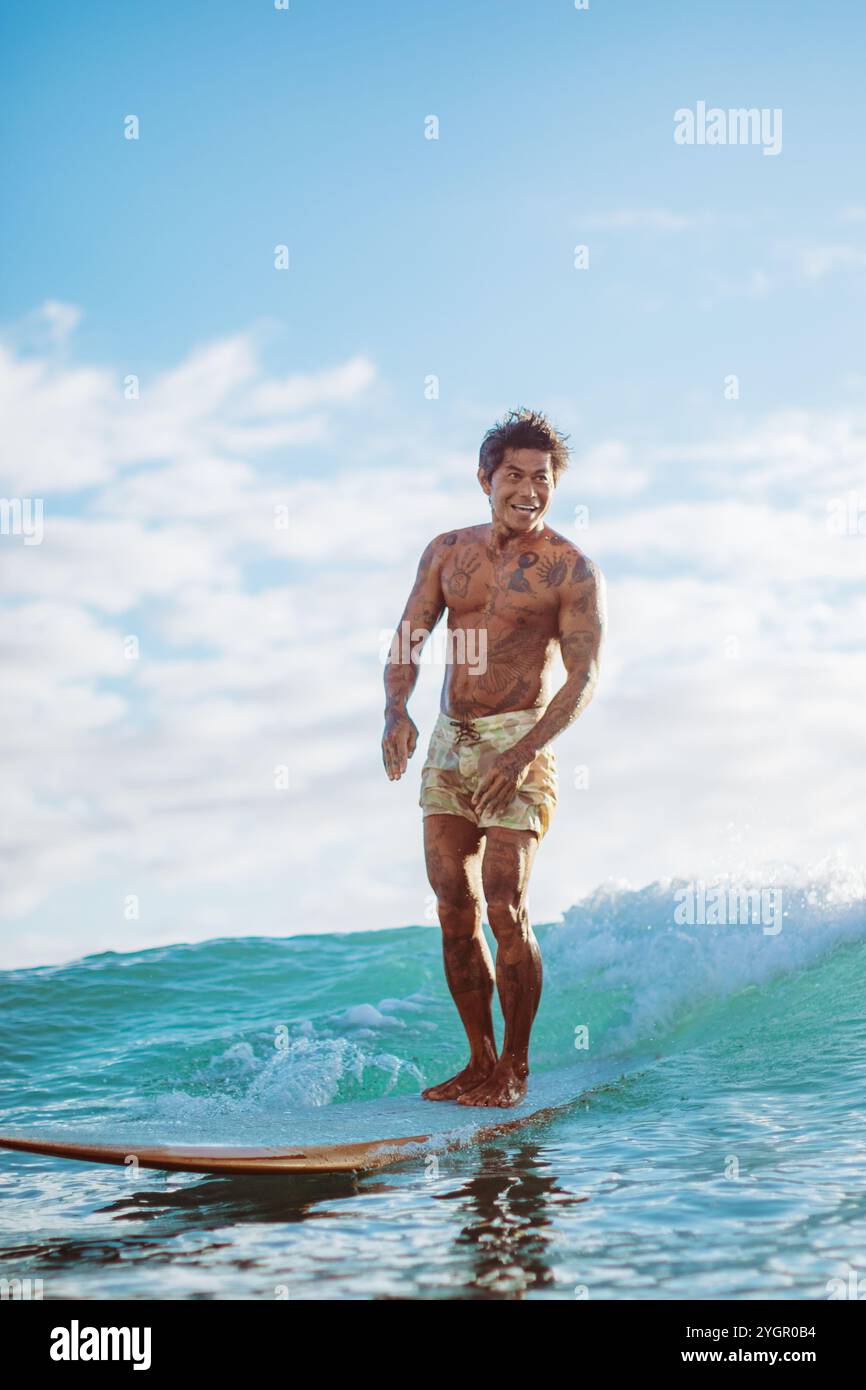 Arthur 'Toots' Anchinges in perfetta sintonia con le onde della Queens Beach di Waikiki Foto Stock