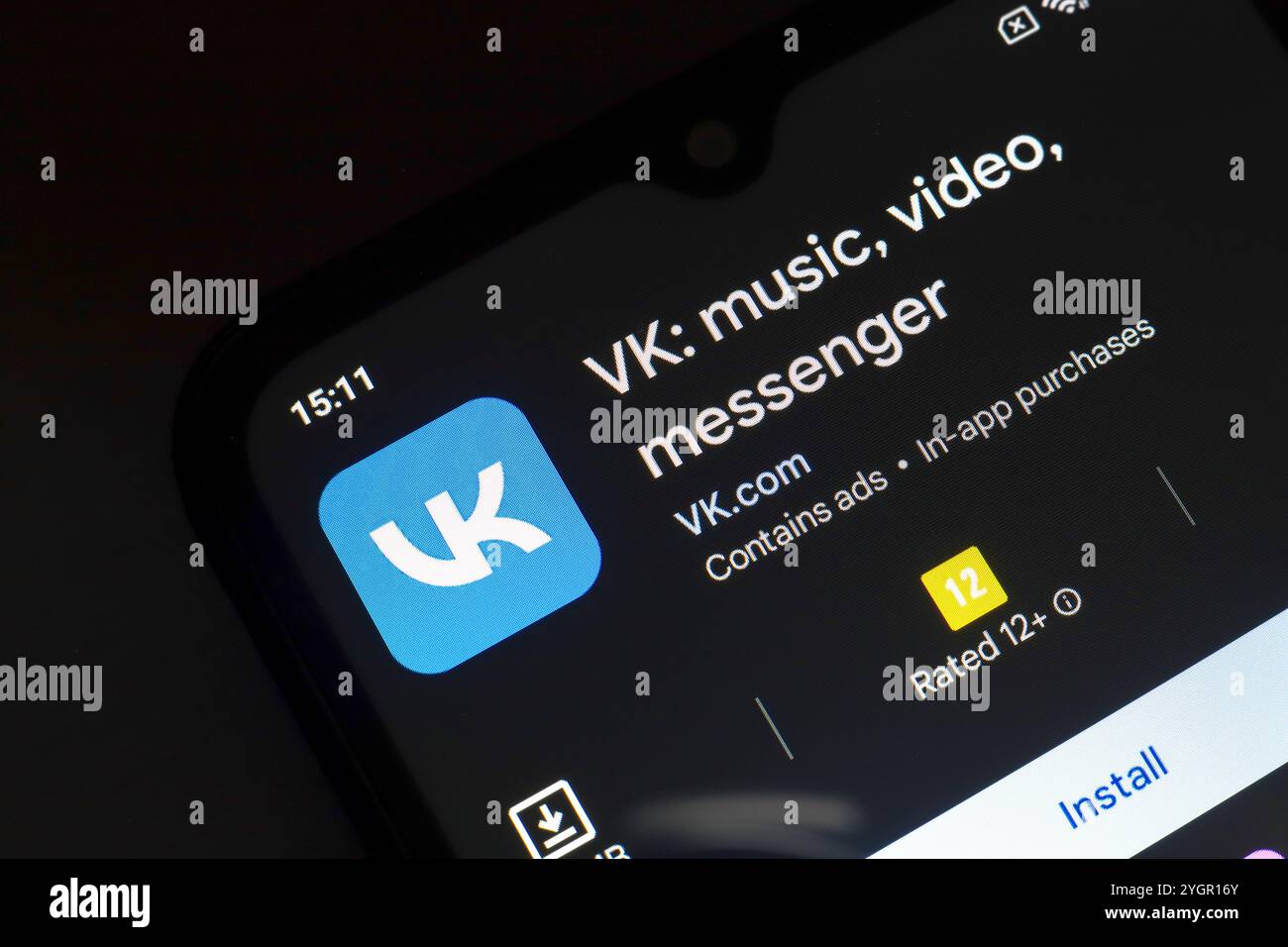 8 novembre 2024, Brasile. In questa immagine, il logo VK: Musica, video, app Messenger viene visualizzato sullo schermo di uno smartphone. Foto Stock