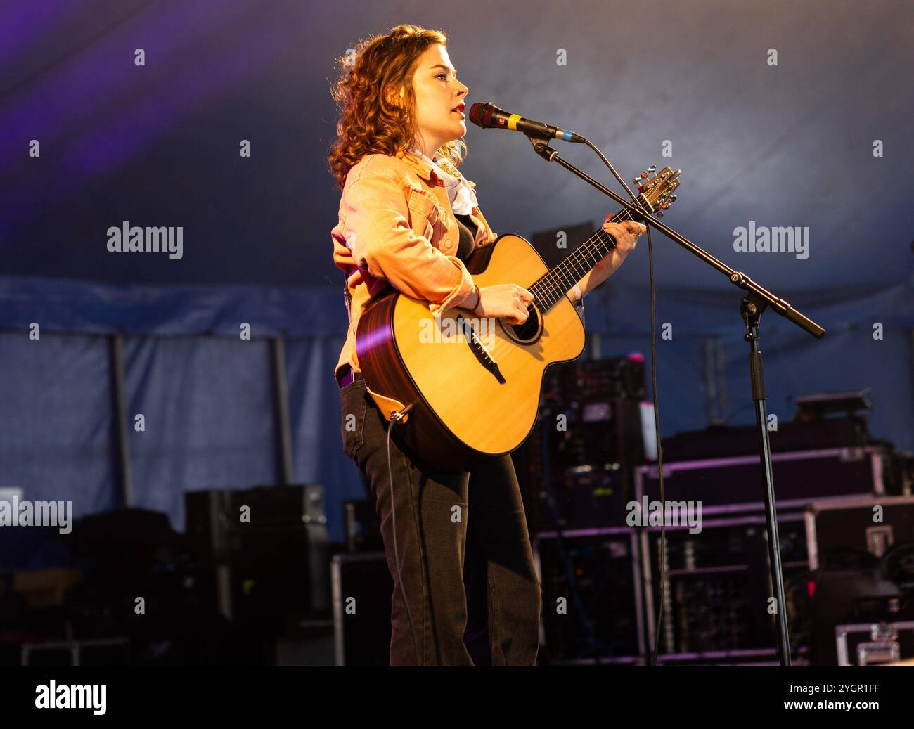 L'artista folk Katherine Priddy sul palco nel maggio 2024 Foto Stock