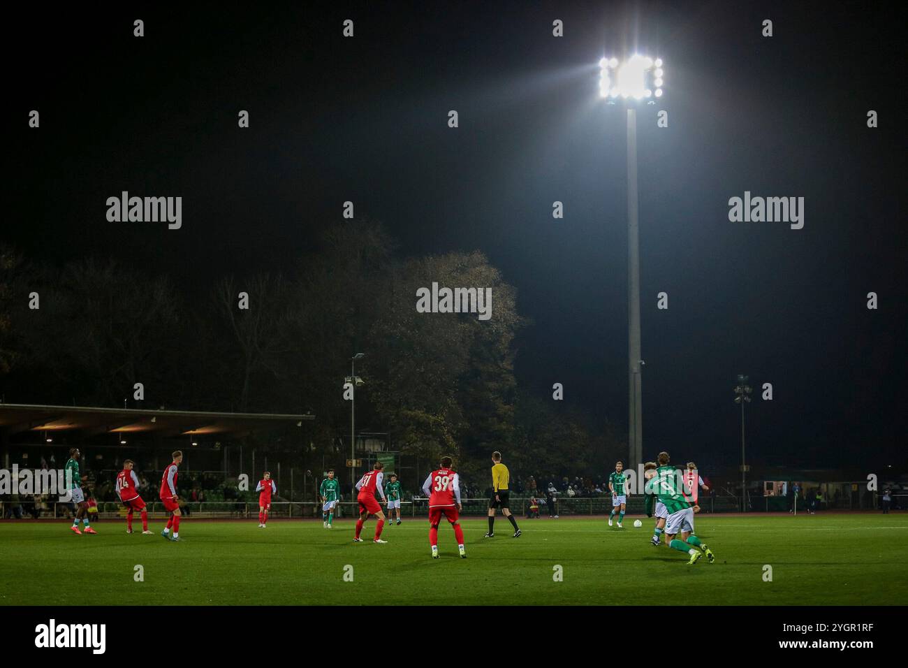 Brema, Germania. 8 novembre 2024. v.li.: Überblick auf das Stadion Platz 11 bei Flutlicht, Flutlichtspiel, Symbolfoto, Symbolbild Fussball, Fußball, Symbol, Fußballspiel, Flutlichtmast, Lampen, Beleuchtung, 08.11.2024, Brema (Deutschland), Fussball, Regionalliga Nord, SV Werder Brema II - TSV Havelse credito: dpa/Alamy Live News Foto Stock