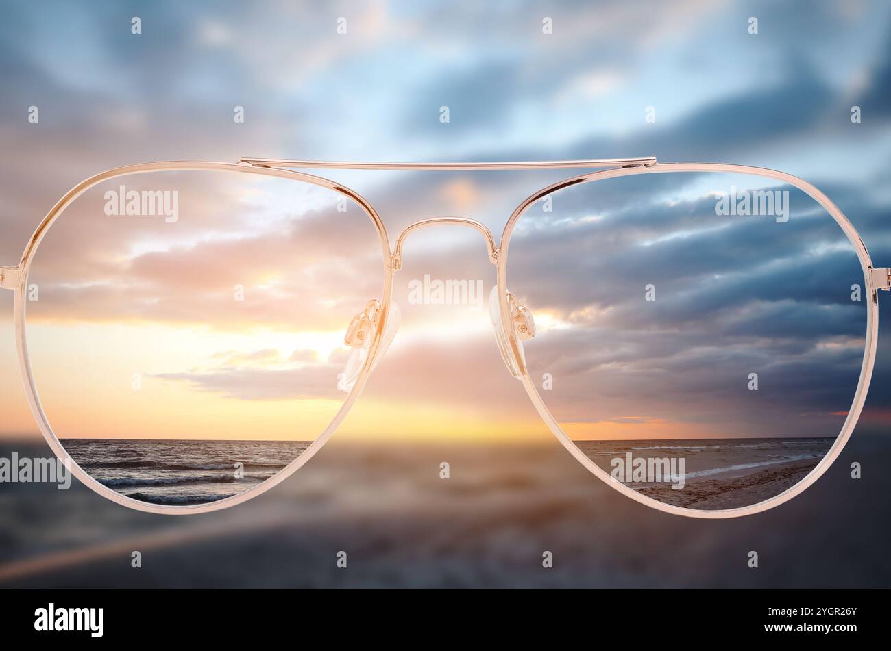Occhiali contro il paesaggio marino. Guarda attraverso gli obiettivi più nitidi. Correzione della visione Foto Stock