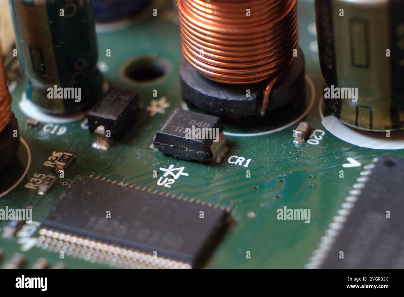 Diodo con tecnologia a montaggio superficiale sulla scheda elettronica. Concentrata sul diodo. Foto Stock