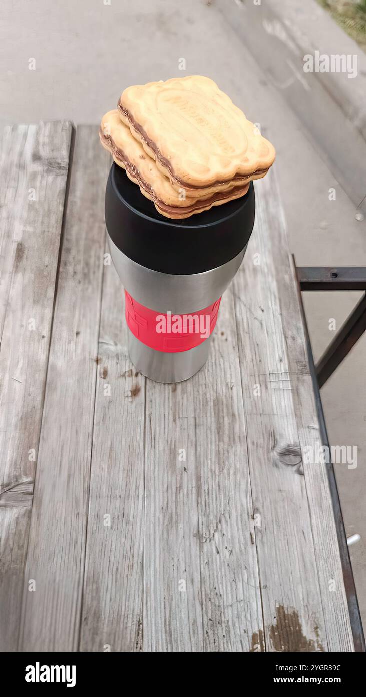 Dessert Art: Un biscotto in cima a un bicchiere. Foto Stock