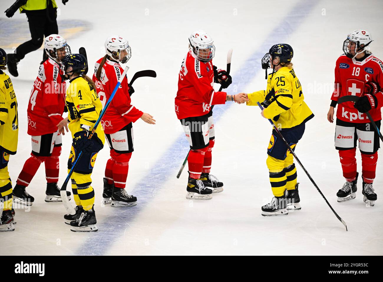 La doppiatrice svedese Lina Ljungblom ringrazia dopo la partita di mercoledì nell'Euro Hockey Tour tra Svezia e Svizzera allo Scaniarink di Södertälje, Svezia, l'8 novembre 2024. Foto: Jessica Gow/TT/Code 10070 Credit: TT News Agency/Alamy Live News Foto Stock