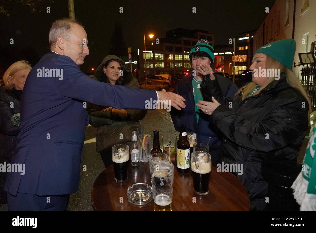 Il leader di Tanaiste e Fianna Fail Micheal Martin saluta i tifosi di rugby al Bridge pub di Ballsbridge, Dublino, prima della partita di rugby irlandese fuori dallo stadio Aviva di Dublino, mentre la campagna elettorale inizia per le elezioni generali del 29 novembre. Data foto: Venerdì 8 novembre 2024. Foto Stock