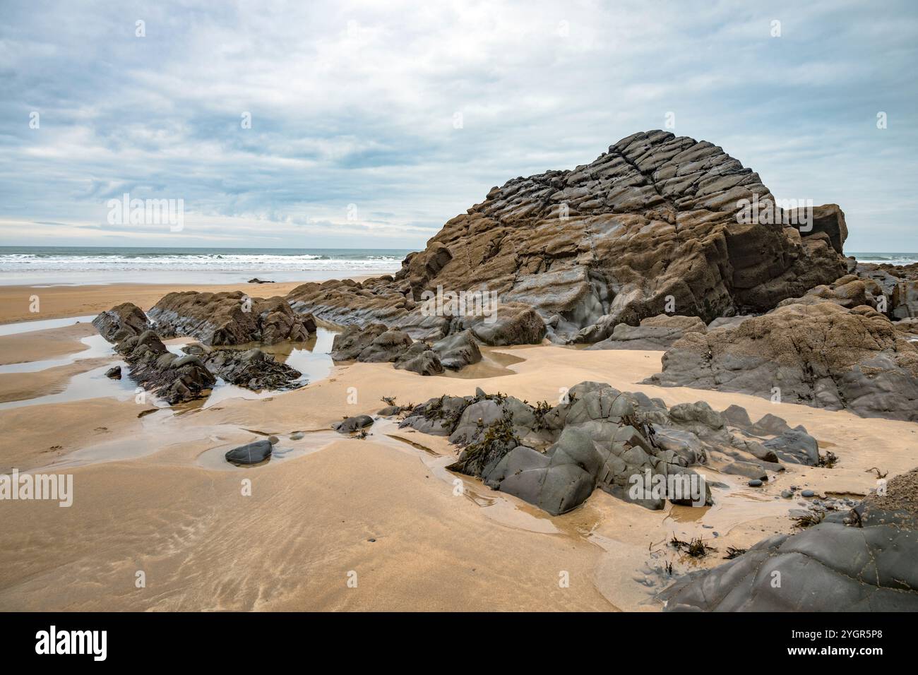 Rockpools nella sabbia di Sandymouth in Cornovaglia a metà novembre Foto Stock