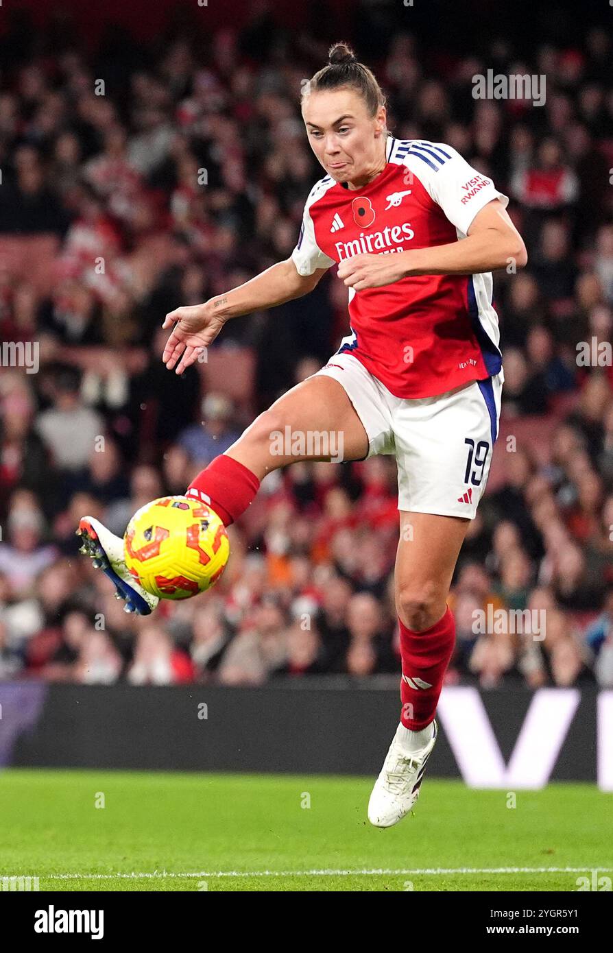 Caitlin Foord dell'Arsenal segna il secondo gol della squadra durante il Barclays Women's Super League match all'Emirates Stadium di Londra. Data foto: Venerdì 8 novembre 2024. Foto Stock