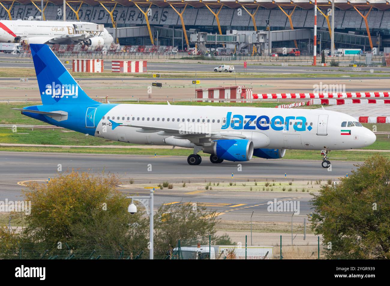 Aeroporto Barajas di Madrid. Airbus A320 della compagnia aerea Jazeera Airways. Foto Stock