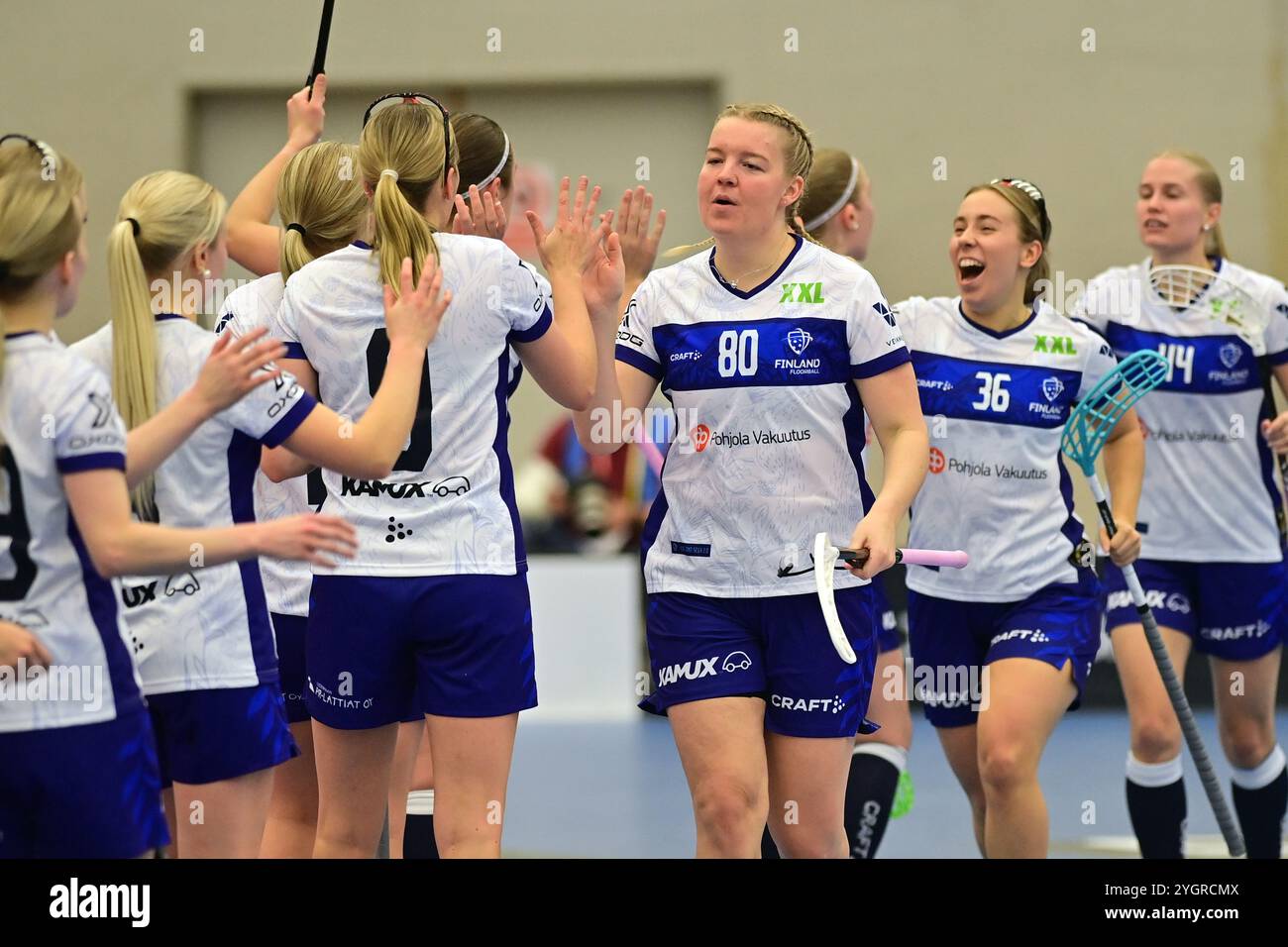 Karlovy Vary, Repubblica Ceca. 8 novembre 2024. Le giocatrici di floorball finlandesi celebrano il gol durante la partita del Women Euro Floorball Tour tra Repubblica Ceca e Finlandia a Karlovy Vary, Repubblica Ceca, 8 novembre 2024. Crediti: Slavomir Kubes/CTK Photo/Alamy Live News Foto Stock