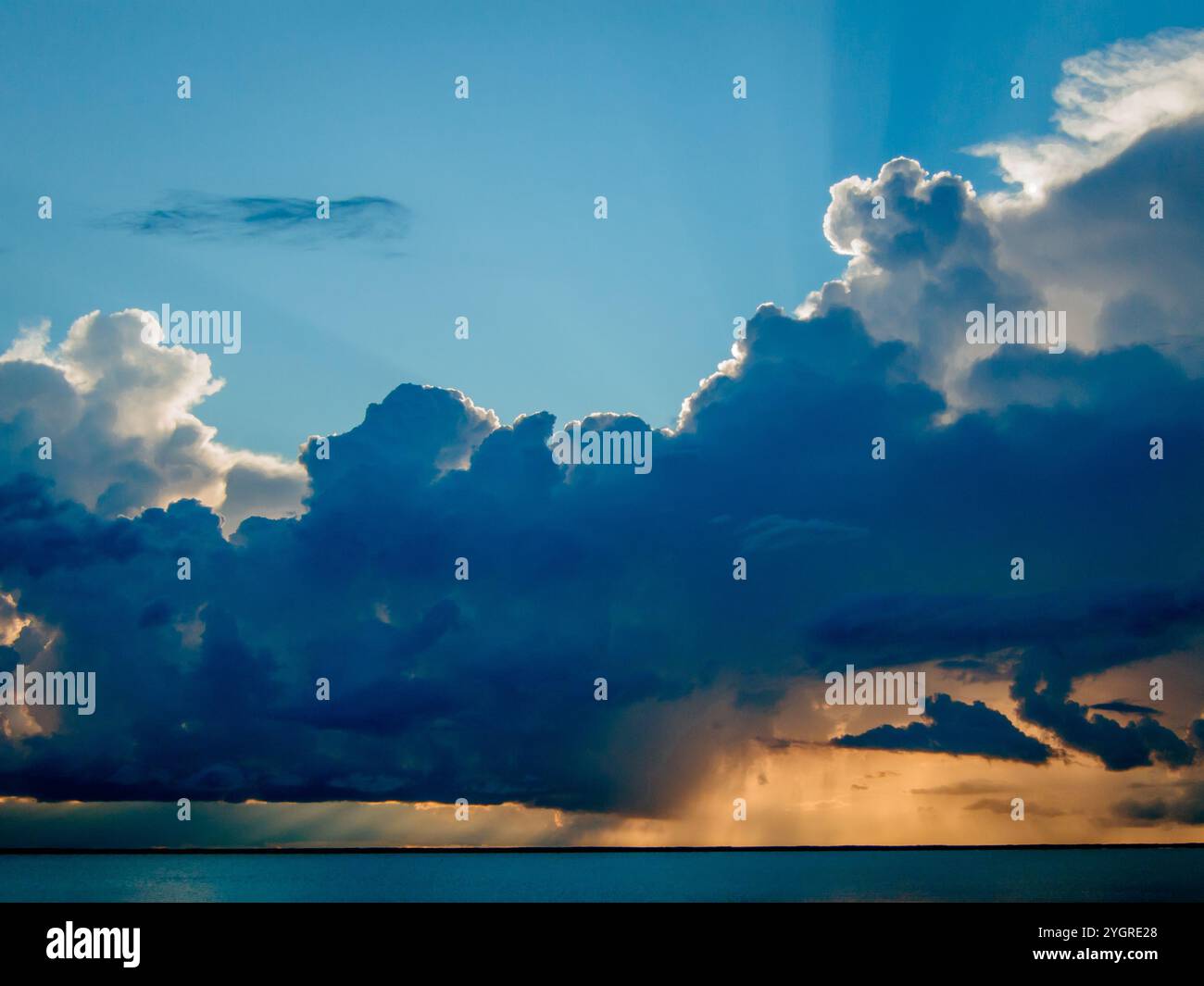 Tramonto sul lago Manitoba a Ripide Rock, Manitoba Foto Stock