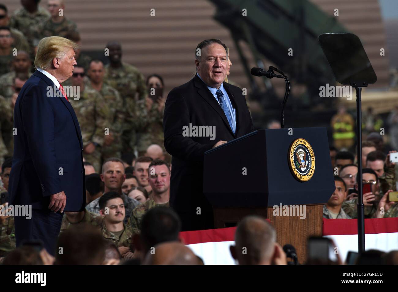 Pyeongtaek, Corea del Sud. 30 giugno 2019. U. Il segretario di Stato Mike Pompeo, a destra, presenta il presidente Donald J. Trump, a sinistra, durante una visita con i membri di servizio alla base aerea di Osan, 30 giugno 2019, Pyeongtaek, provincia di Gyeonggi, Corea del Sud. Credito: SSgt. Sergio Gamboa/US Army Photo/Alamy Live News Foto Stock