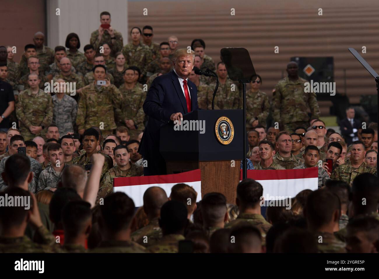 Pyeongtaek, Corea del Sud. 30 giugno 2019. U. Il presidente Donald J. Trump fa osservazioni ai membri del servizio durante una visita alla base aerea di Osan, 30 giugno 2019, Pyeongtaek, provincia di Gyeonggi, Corea del Sud. Credito: SSgt. Sergio Gamboa/US Army Photo/Alamy Live News Foto Stock