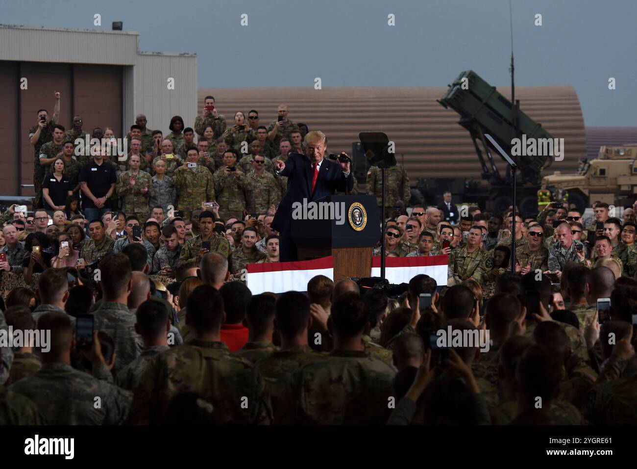 Pyeongtaek, Corea del Sud. 30 giugno 2019. U. Il presidente Donald J. Trump fa osservazioni ai membri del servizio durante una visita alla base aerea di Osan, 30 giugno 2019, Pyeongtaek, provincia di Gyeonggi, Corea del Sud. Credito: SSgt. Sergio Gamboa/US Army Photo/Alamy Live News Foto Stock