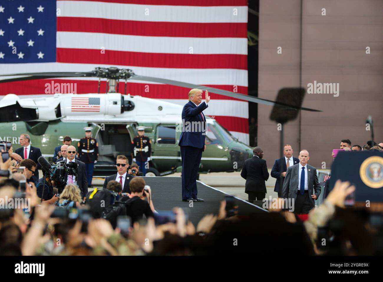 Pyeongtaek, Corea del Sud. 30 giugno 2019. U. Il presidente Donald J. Trump si reca ai membri del servizio durante una visita alla base aerea di Osan, 30 giugno 2019, Pyeongtaek, provincia di Gyeonggi, Corea del Sud. Credito: SSgt. Cody Harding/US Army Photo/Alamy Live News Foto Stock