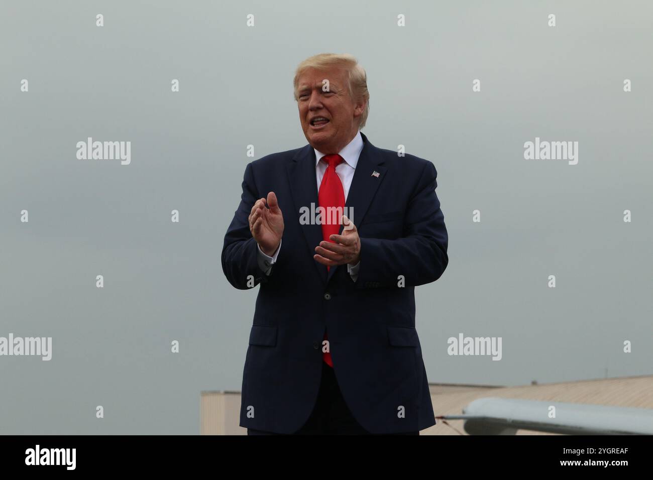 Pyeongtaek, Corea del Sud. 30 giugno 2019. U. Il presidente Donald J. Trump plaude mentre sale sul palco per rilasciare osservazioni ai membri del servizio durante una visita alla base aerea di Osan, 30 giugno 2019, Pyeongtaek, provincia di Gyeonggi, Corea del Sud. Crediti: Pvt. Alaura Lucas/US Army Photo/Alamy Live News Foto Stock