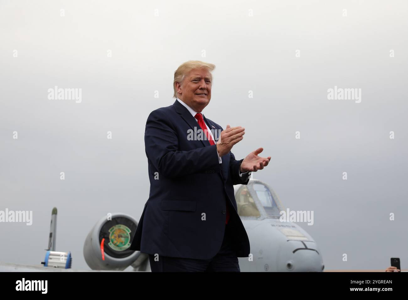 Pyeongtaek, Corea del Sud. 30 giugno 2019. U. Il presidente Donald J. Trump plaude mentre sale sul palco per rilasciare osservazioni ai membri del servizio durante una visita alla base aerea di Osan, 30 giugno 2019, Pyeongtaek, provincia di Gyeonggi, Corea del Sud. Crediti: PFC. Jillian Hix/US Army Photo/Alamy Live News Foto Stock
