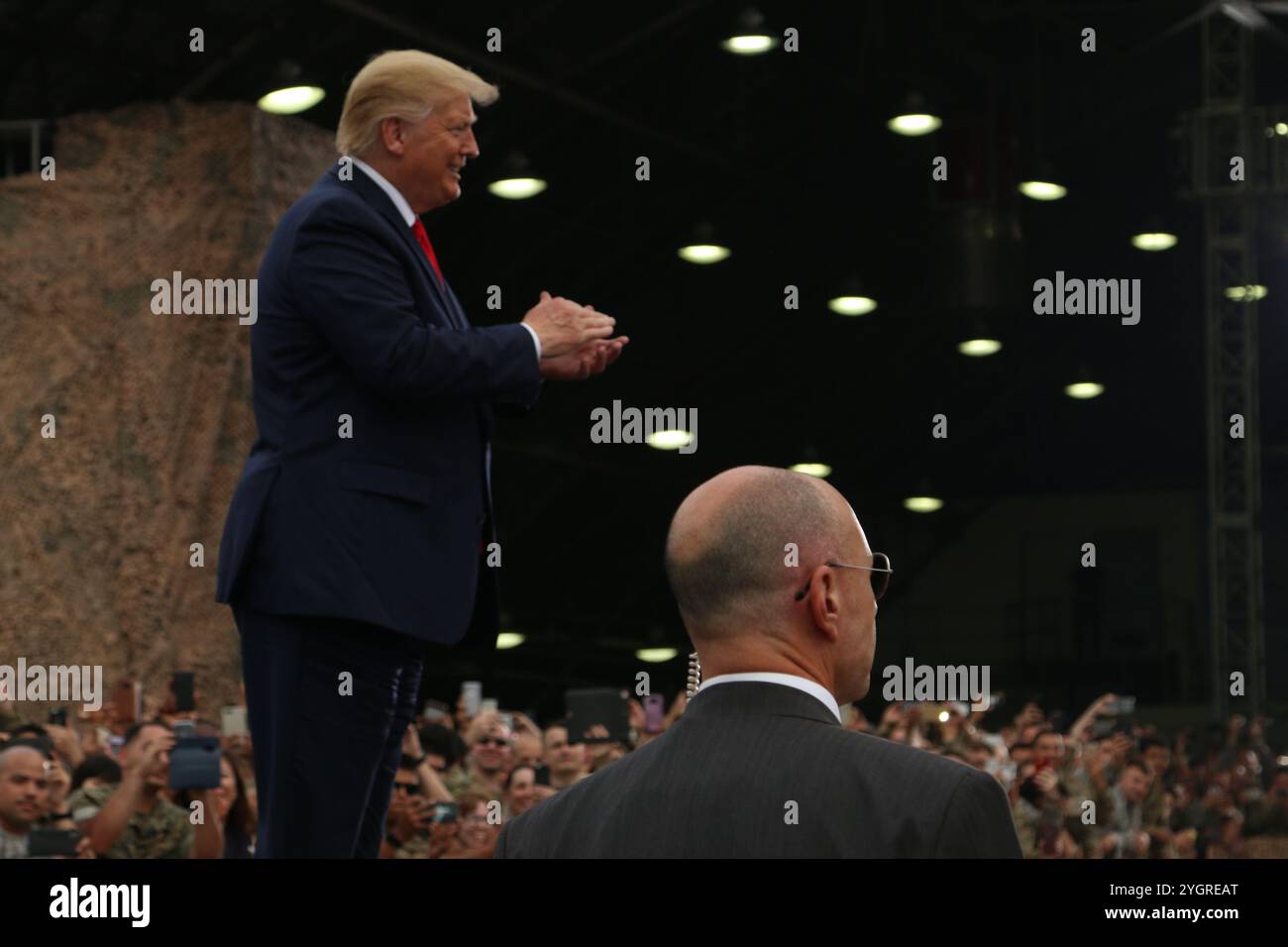 Pyeongtaek, Corea del Sud. 30 giugno 2019. U. Il presidente Donald J. Trump si reca ai membri del servizio durante una visita alla base aerea di Osan, 30 giugno 2019, Pyeongtaek, provincia di Gyeonggi, Corea del Sud. Crediti: Pvt. Alaura Lucas/US Army Photo/Alamy Live News Foto Stock