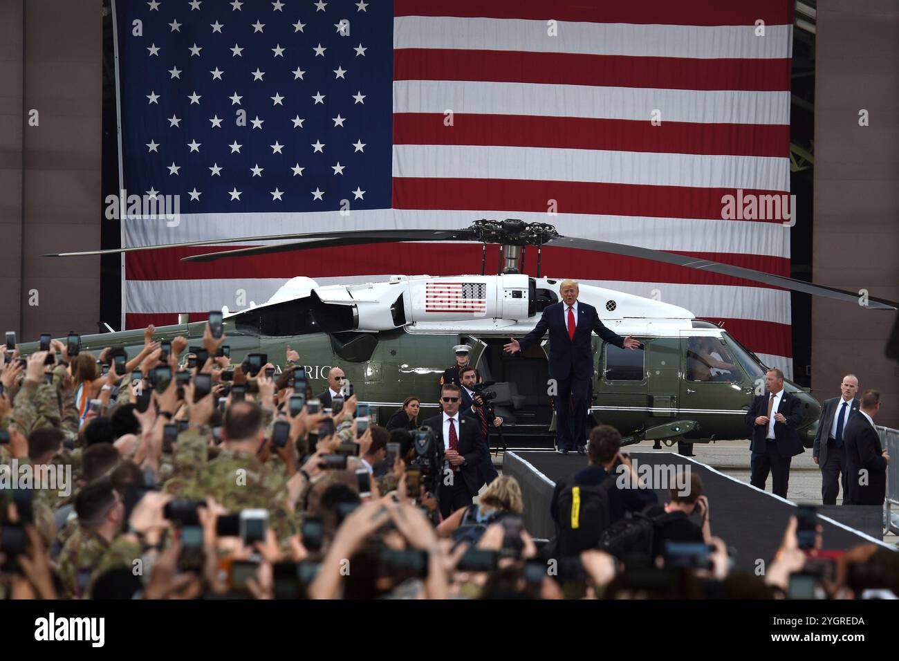 Pyeongtaek, Corea del Sud. 30 giugno 2019. U. Il presidente Donald J. Trump sale sul palco dopo aver lasciato Marine One per fare osservazioni ai membri del servizio durante una visita alla base aerea di Osan, 30 giugno 2019, Pyeongtaek, provincia di Gyeonggi, Corea del Sud. Credito: SSgt. Sergio Gamboa/US Army Photo/Alamy Live News Foto Stock