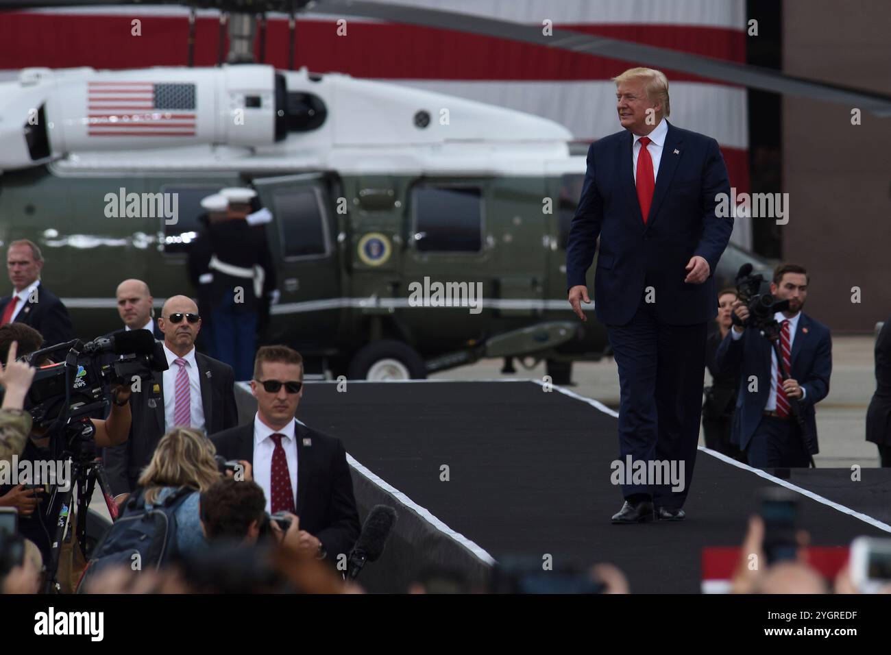 Pyeongtaek, Corea del Sud. 30 giugno 2019. U. Il presidente Donald J. Trump è sul palco per presentare osservazioni ai membri del servizio durante una visita alla base aerea di Osan, 30 giugno 2019, Pyeongtaek, provincia di Gyeonggi, Corea del Sud. Credito: SSgt. Sergio Gamboa/US Army Photo/Alamy Live News Foto Stock