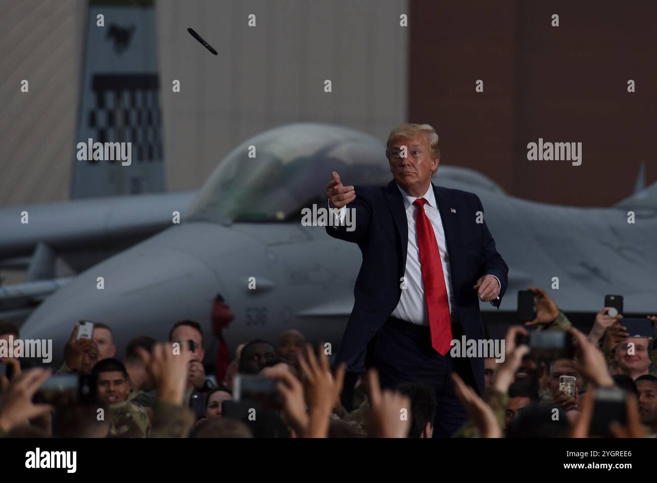 Pyeongtaek, Corea del Sud. 30 giugno 2019. U. Il presidente Donald J. Trump lancia una penna tra la folla prima di rilasciare osservazioni ai membri del servizio durante una visita alla base aerea di Osan, 30 giugno 2019, Pyeongtaek, provincia di Gyeonggi, Corea del Sud. Credito: SSgt. Sergio Gamboa/US Army Photo/Alamy Live News Foto Stock