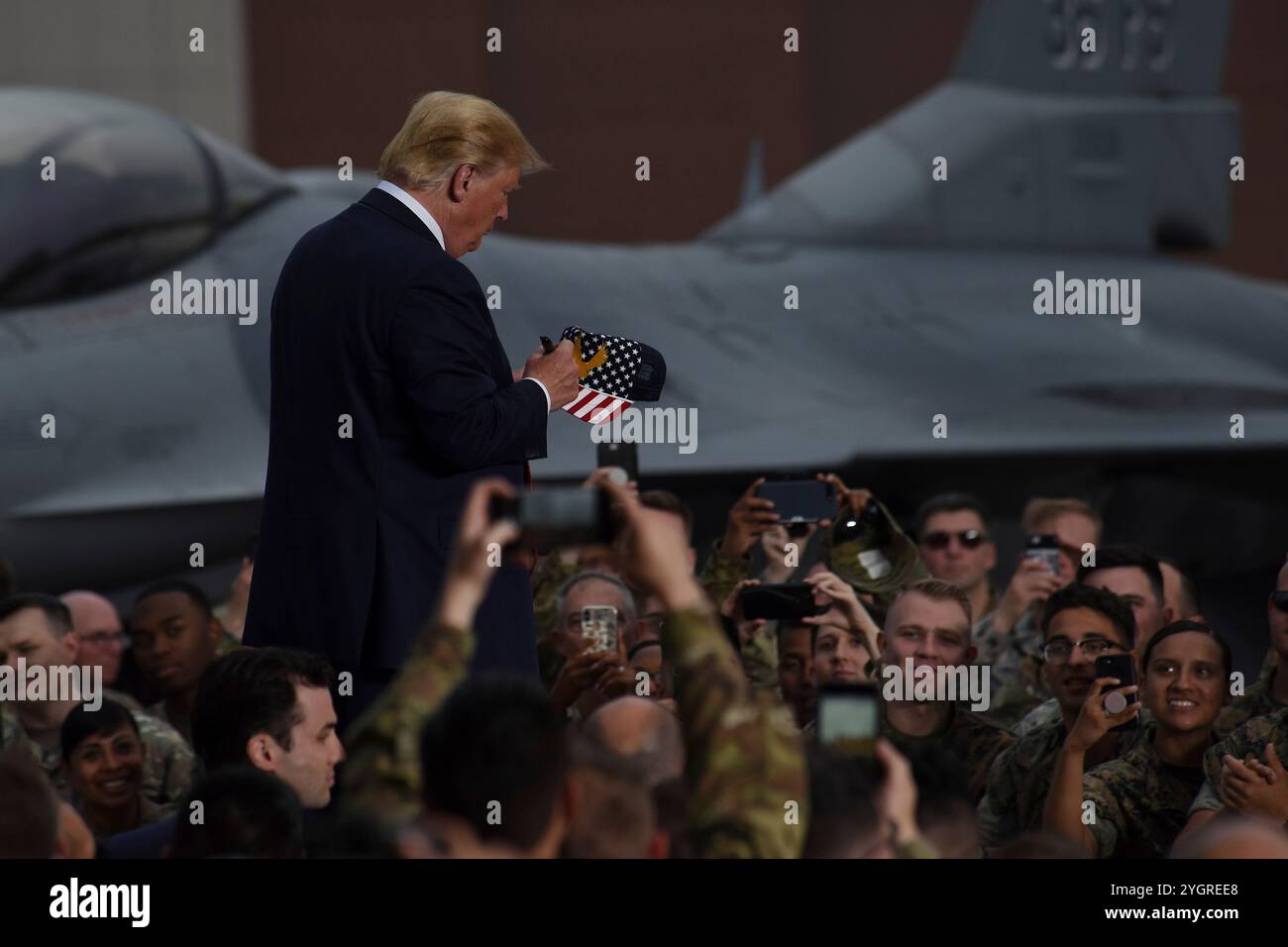 Pyeongtaek, Corea del Sud. 30 giugno 2019. U. Il presidente Donald J. Trump firma un cappello prima di rilasciare osservazioni ai membri del servizio durante una visita alla base aerea di Osan, 30 giugno 2019, Pyeongtaek, provincia di Gyeonggi, Corea del Sud. Credito: SSgt. Sergio Gamboa/US Army Photo/Alamy Live News Foto Stock