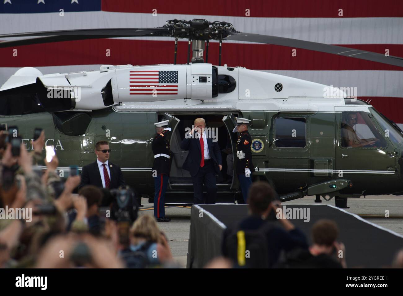 Pyeongtaek, Corea del Sud. 30 giugno 2019. U. Il presidente Donald J. Trump saluta mentre si allontana da Marine One per salire sul palco per presentare osservazioni ai membri del servizio durante una visita alla base aerea di Osan, 30 giugno 2019, Pyeongtaek, provincia di Gyeonggi, Corea del Sud. Credito: SSgt. Sergio Gamboa/US Army Photo/Alamy Live News Foto Stock