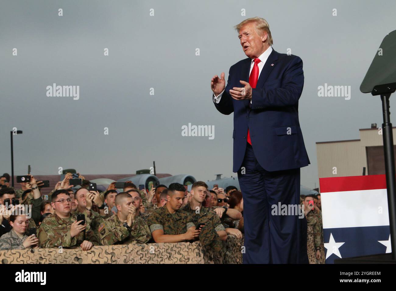 Pyeongtaek, Corea del Sud. 30 giugno 2019. U. Il presidente Donald J. Trump plaude dopo aver pronunciato osservazioni ai membri del servizio durante una visita alla base aerea di Osan, 30 giugno 2019, Pyeongtaek, provincia di Gyeonggi, Corea del Sud. Crediti: Pvt. Alaura Lucas/US Army Photo/Alamy Live News Foto Stock