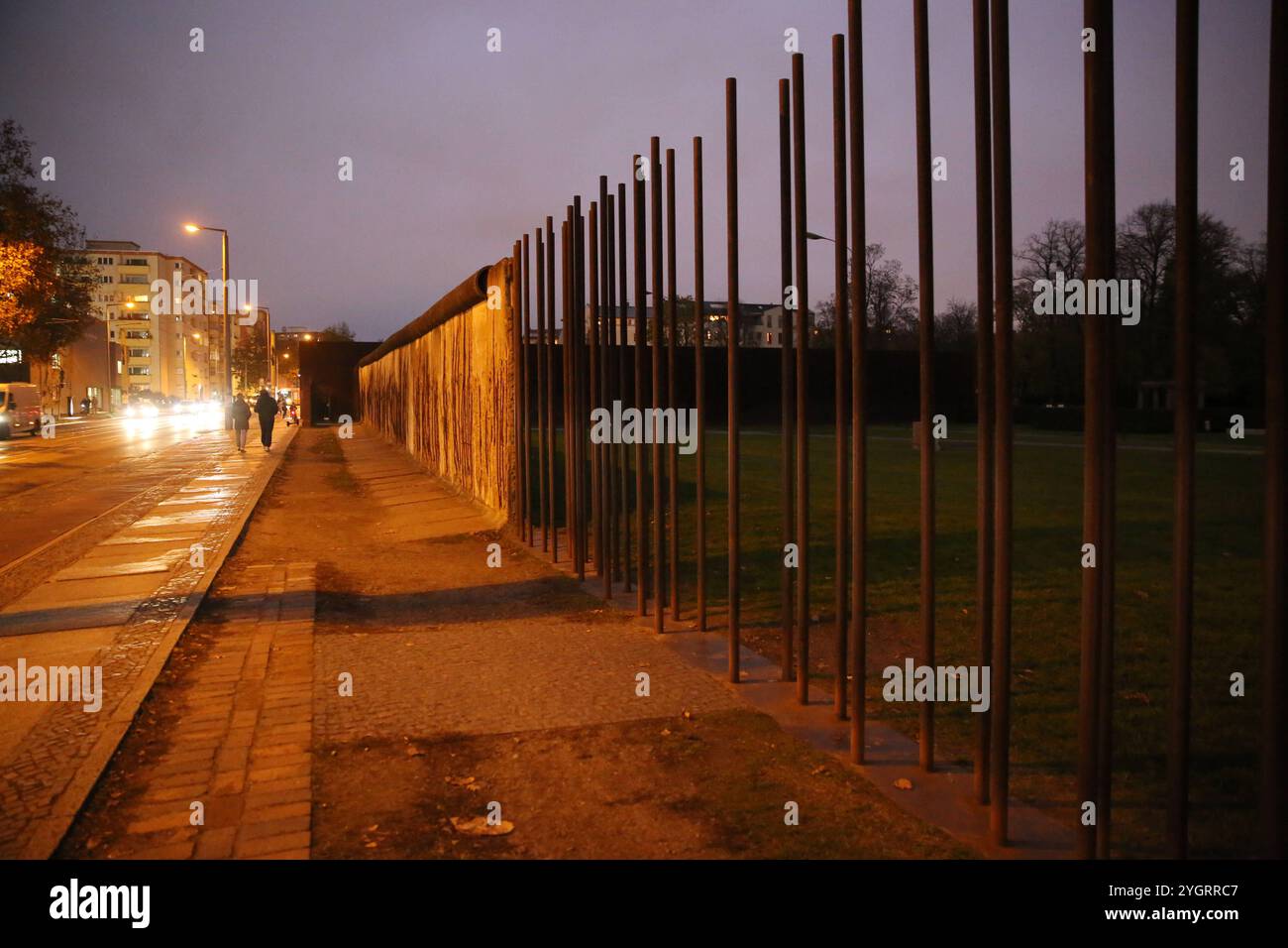I visitatori del muro di Berlino camminano accanto a una sezione superstite dell'ex muro di Berlino al memoriale di Bernauer Strasse il 7 novembre 2024 a Berlino, Germania. 136 persone sono state uccise nel tentativo di fuggire dalla Germania Est dal muro o in incidenti relativi a persone in fuga, dal 1961 al 1989. Berlin Deutschland Copyright: XMaryamxMajdx Foto Stock