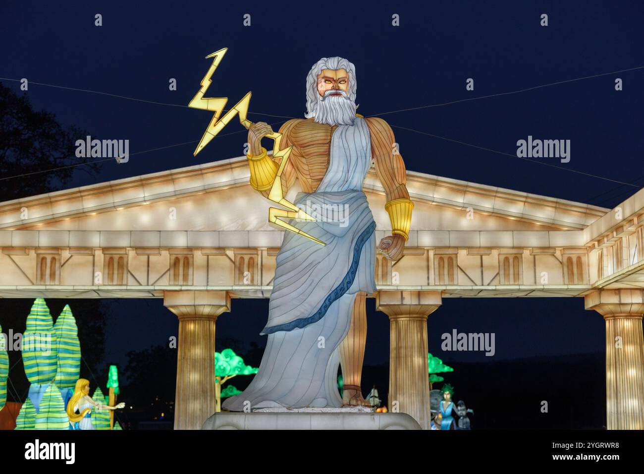 Longleat, Wiltshire, Regno Unito. 8 novembre 2024. Oltre 1000 lanterne cinesi illuminate giganti sono in mostra al Festival annuale della luce di Longleat nel Wiltshire, portando i visitatori in un "viaggio nel tempo" dall'età dei dinosauri e dei gatti a sciabola alle piramidi dell'Egitto, dell'antica Roma, della mitologia greca, delle notti arabe e della Britannia medievale. Il Festival della luce si svolgerà in date selezionate dal 9 novembre 2024 al 5 gennaio 2025. Crediti: Alison Eckett / Alamy Live News Foto Stock