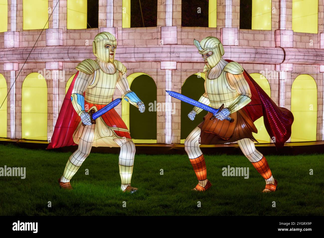 Longleat, Wiltshire, Regno Unito. 8 novembre 2024. Oltre 1000 lanterne cinesi illuminate giganti sono in mostra al Festival annuale della luce di Longleat nel Wiltshire, portando i visitatori in un "viaggio nel tempo" dall'età dei dinosauri e dei gatti a sciabola alle piramidi dell'Egitto, dell'antica Roma, della mitologia greca, delle notti arabe e della Britannia medievale. Il Festival della luce si svolgerà in date selezionate dal 9 novembre 2024 al 5 gennaio 2025. Crediti: Alison Eckett / Alamy Live News Foto Stock