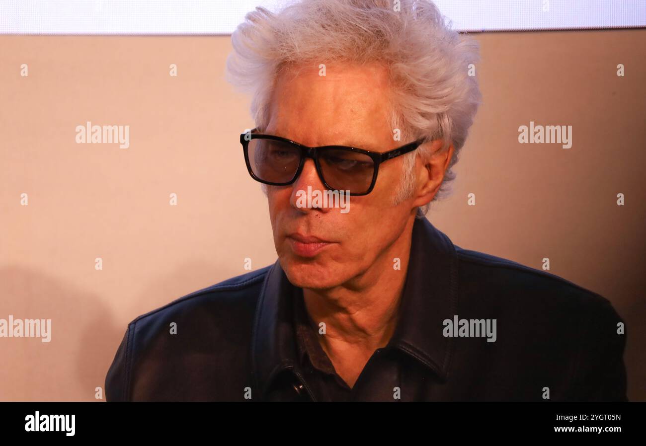 Parigi, Francia. 8 novembre 2024. Il regista e artista multidisciplinare Jim Jarmusch discute il suo libro «Some Collages» a «Conversations», una serie di discussioni tenutasi durante Paris Photo 2024, una mostra annuale internazionale dedicata alla fotografia al Grand Palais, Avenue du Général Eisenhower. Crediti: Doreen Kennedy/Alamy Live News. Foto Stock