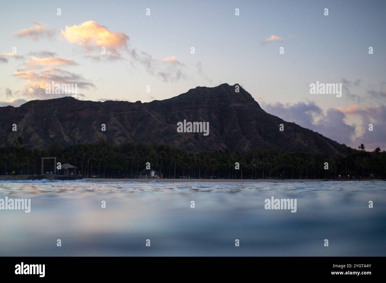 La testa Diamond si staglia contro un tramonto hawaiano che svanisce Foto Stock