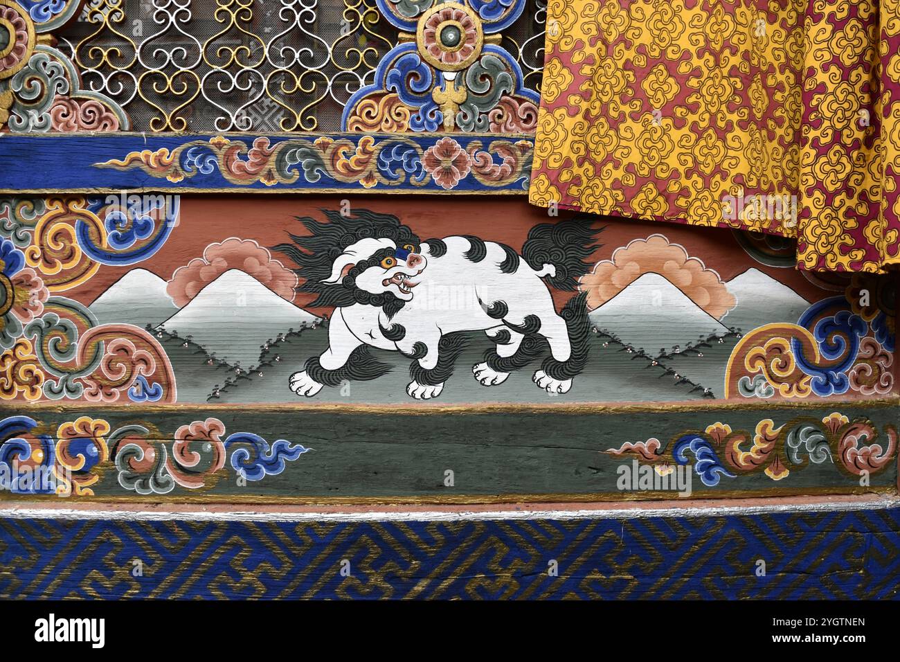 Pittura buddista di leoni delle nevi a Kyichu Lhakhang a Paro, Bhutan. Foto Stock