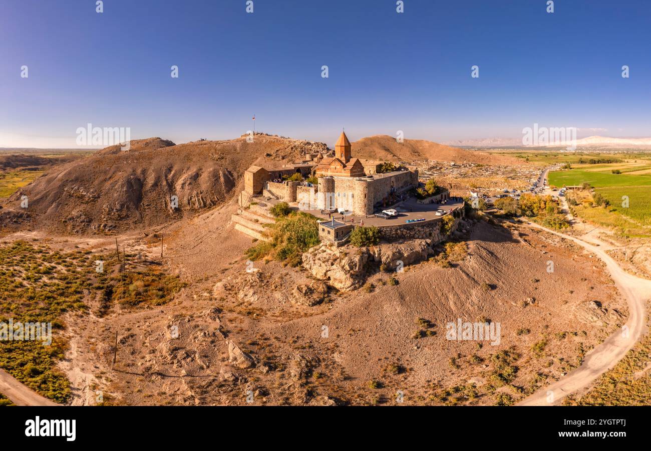 Vista aerea del monastero armeno Khor Virap contro il monte Ararat durante il sole dell'estate. Antica chiesa destinazioni turistiche più popolari durante su Foto Stock