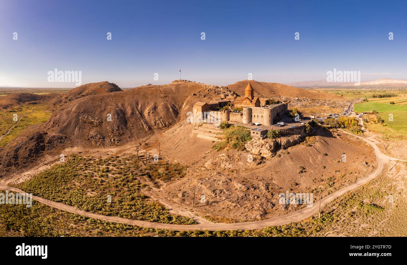 Vista aerea del monastero armeno Khor Virap contro il monte Ararat durante il sole dell'estate. Antica chiesa destinazioni turistiche più popolari durante su Foto Stock