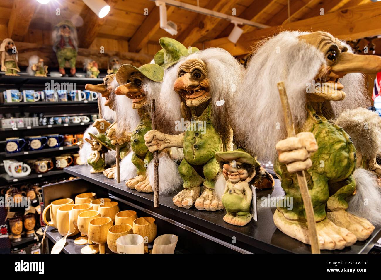Negozio di souvenir e articoli da regalo a Geiranger, Norvegia occidentale, che vende piccoli troll come souvenir, un troll è un essere del folklore nordico Foto Stock
