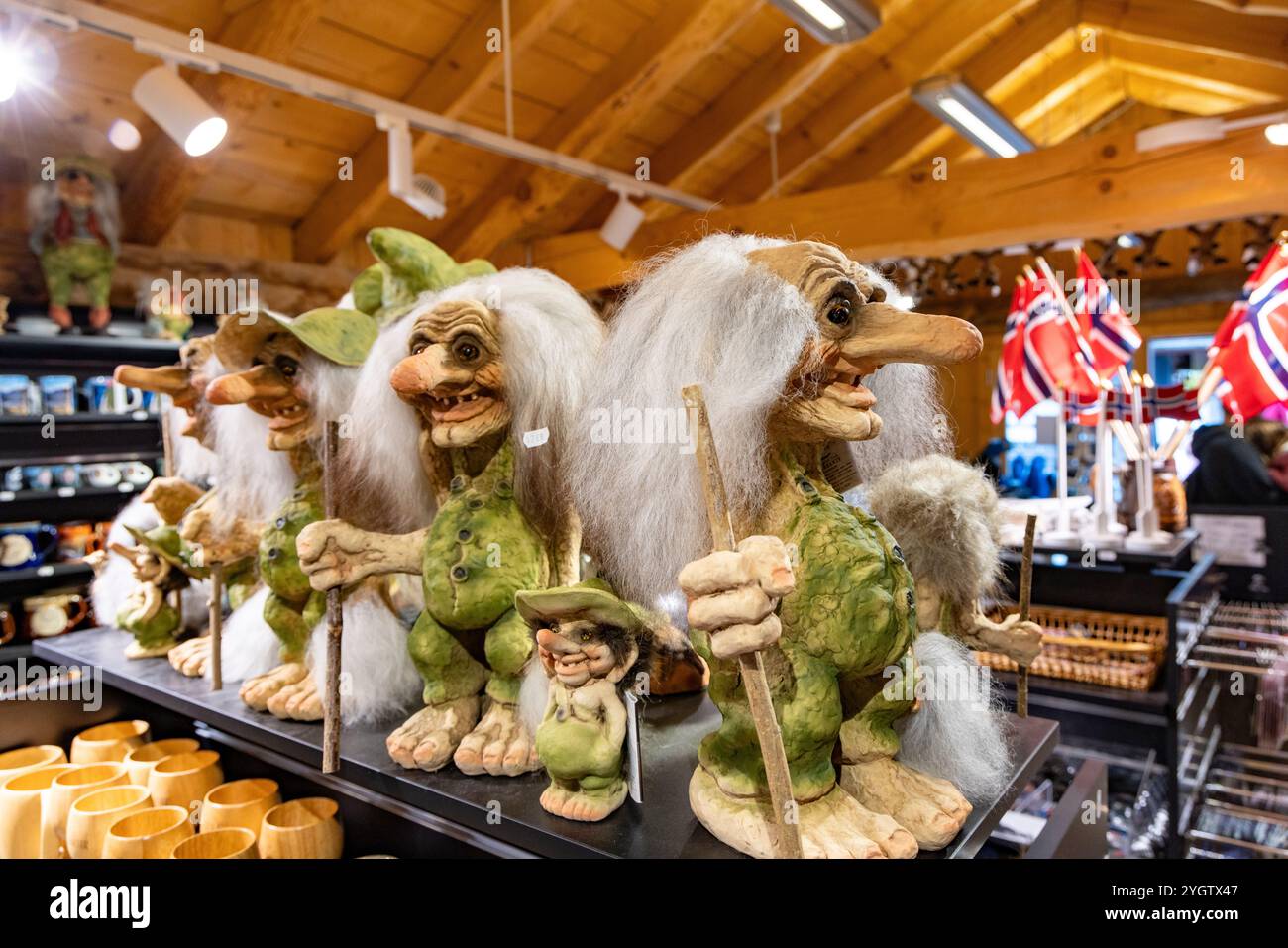 Negozio di souvenir e articoli da regalo a Geiranger, Norvegia occidentale, che vende piccoli troll come souvenir, un troll è un essere del folklore nordico Foto Stock