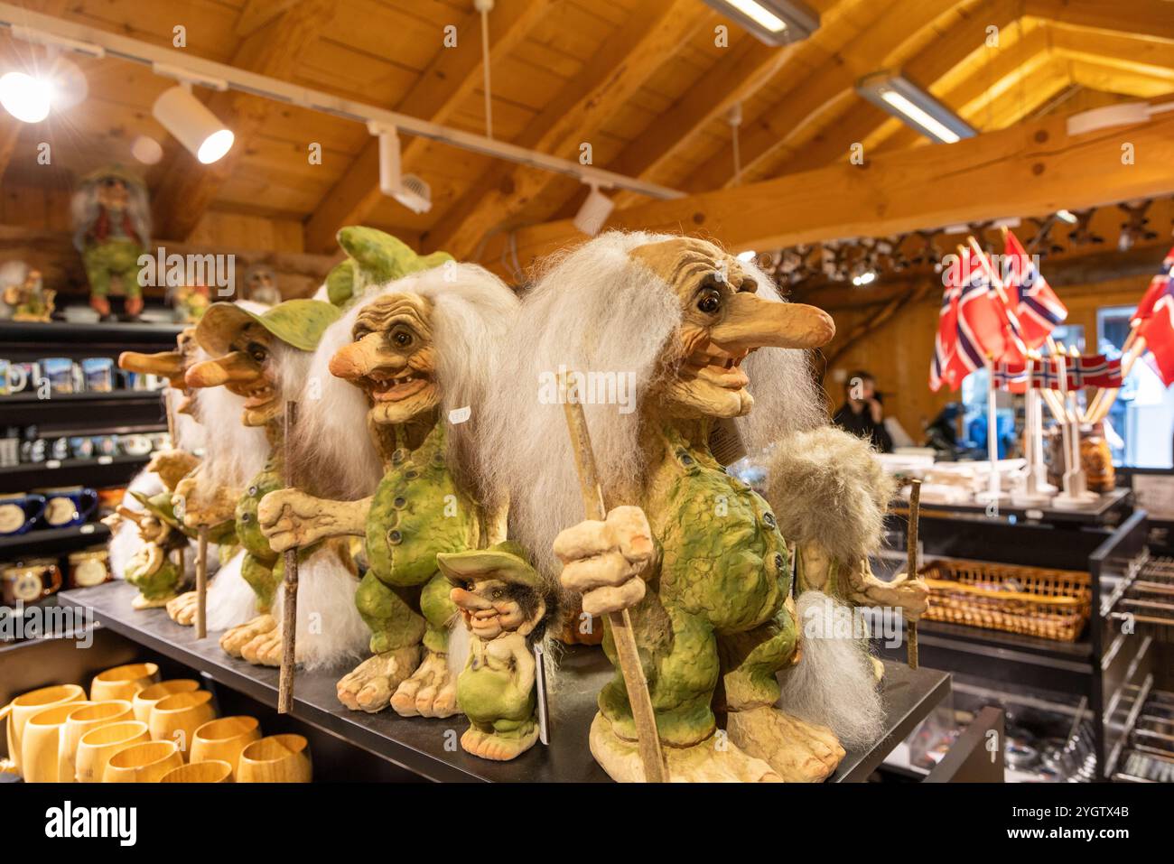 Negozio di souvenir e articoli da regalo a Geiranger, Norvegia occidentale, che vende piccoli troll come souvenir, un troll è un essere del folklore nordico Foto Stock