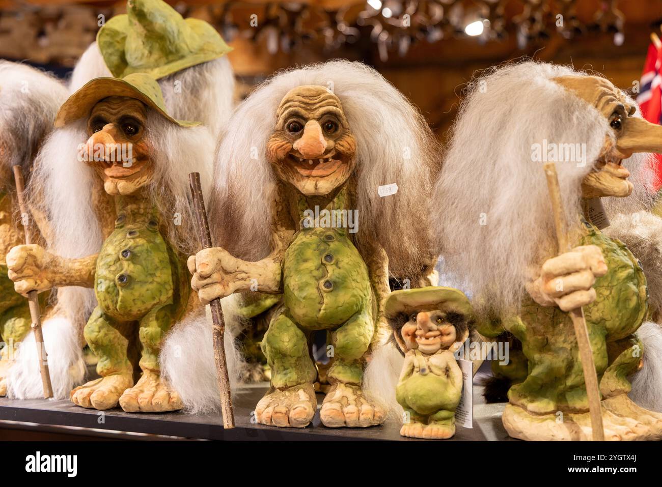 Negozio di souvenir e articoli da regalo a Geiranger, Norvegia occidentale, che vende piccoli troll come souvenir, un troll è un essere del folklore nordico Foto Stock