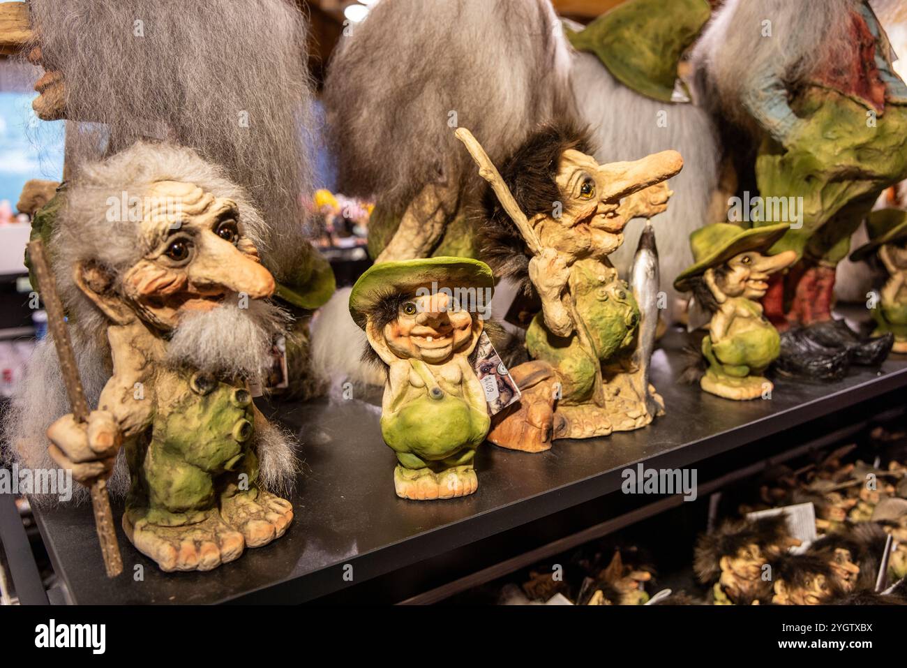 Negozio di souvenir e articoli da regalo a Geiranger, Norvegia occidentale, che vende piccoli troll come souvenir, un troll è un essere del folklore nordico Foto Stock