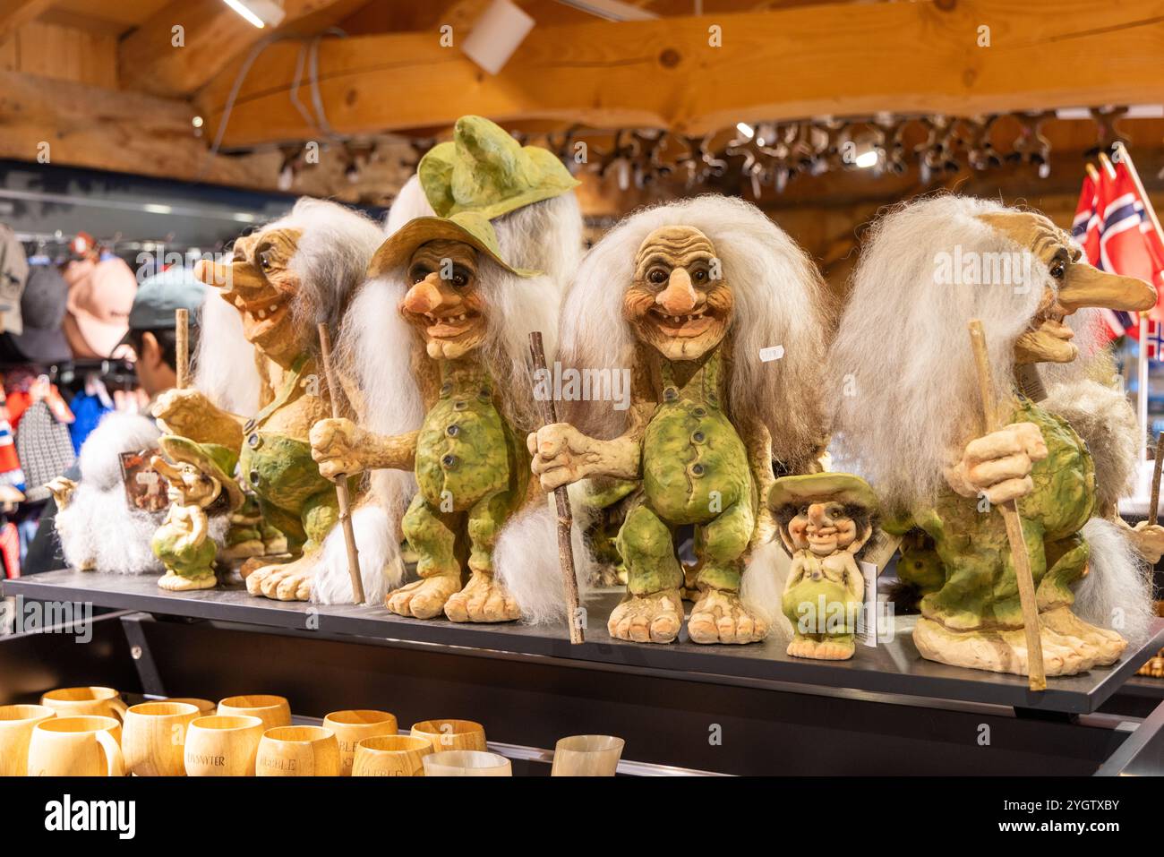 Negozio di souvenir e articoli da regalo a Geiranger, Norvegia occidentale, che vende piccoli troll norvegesi come souvenir, un troll è un essere nel folklore nordico Foto Stock