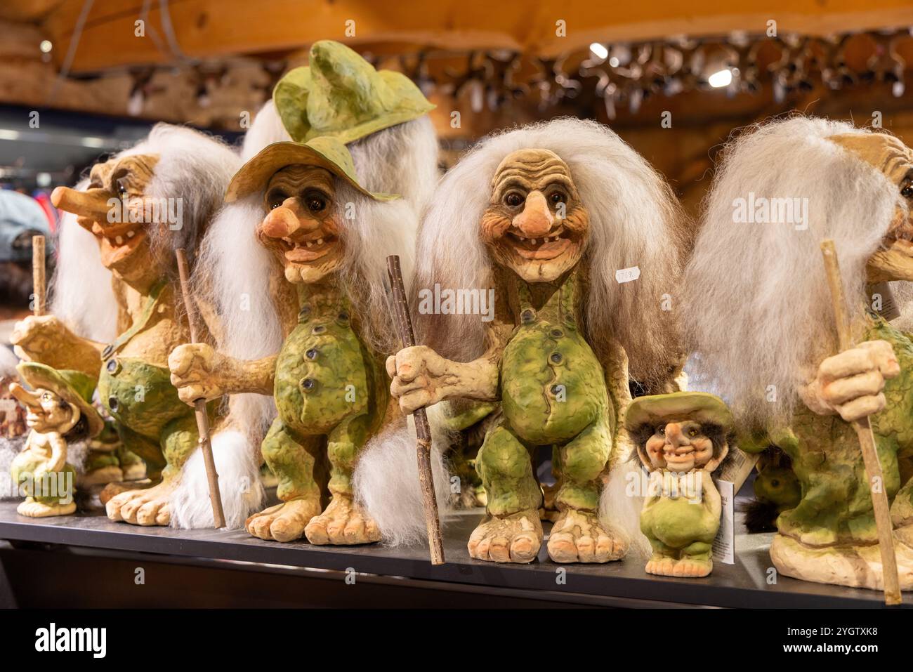 Negozio di souvenir e articoli da regalo a Geiranger, Norvegia occidentale, che vende piccoli troll norvegesi come souvenir, un troll è un essere nel folklore nordico Foto Stock