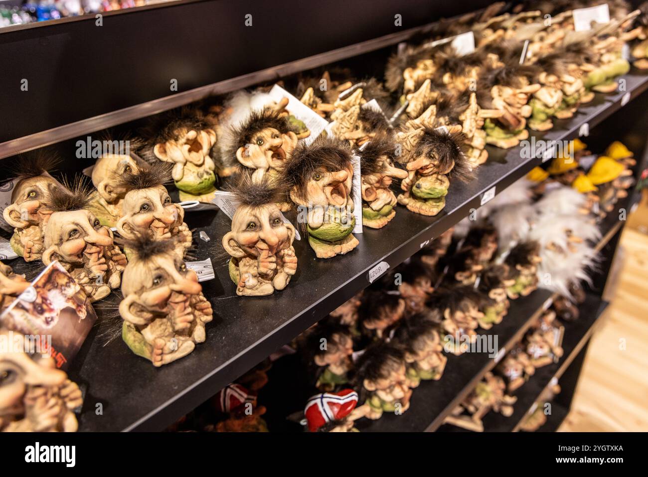 Negozio di souvenir e articoli da regalo a Geiranger, Norvegia occidentale, che vende piccoli troll come souvenir, un troll è un essere del folklore nordico Foto Stock