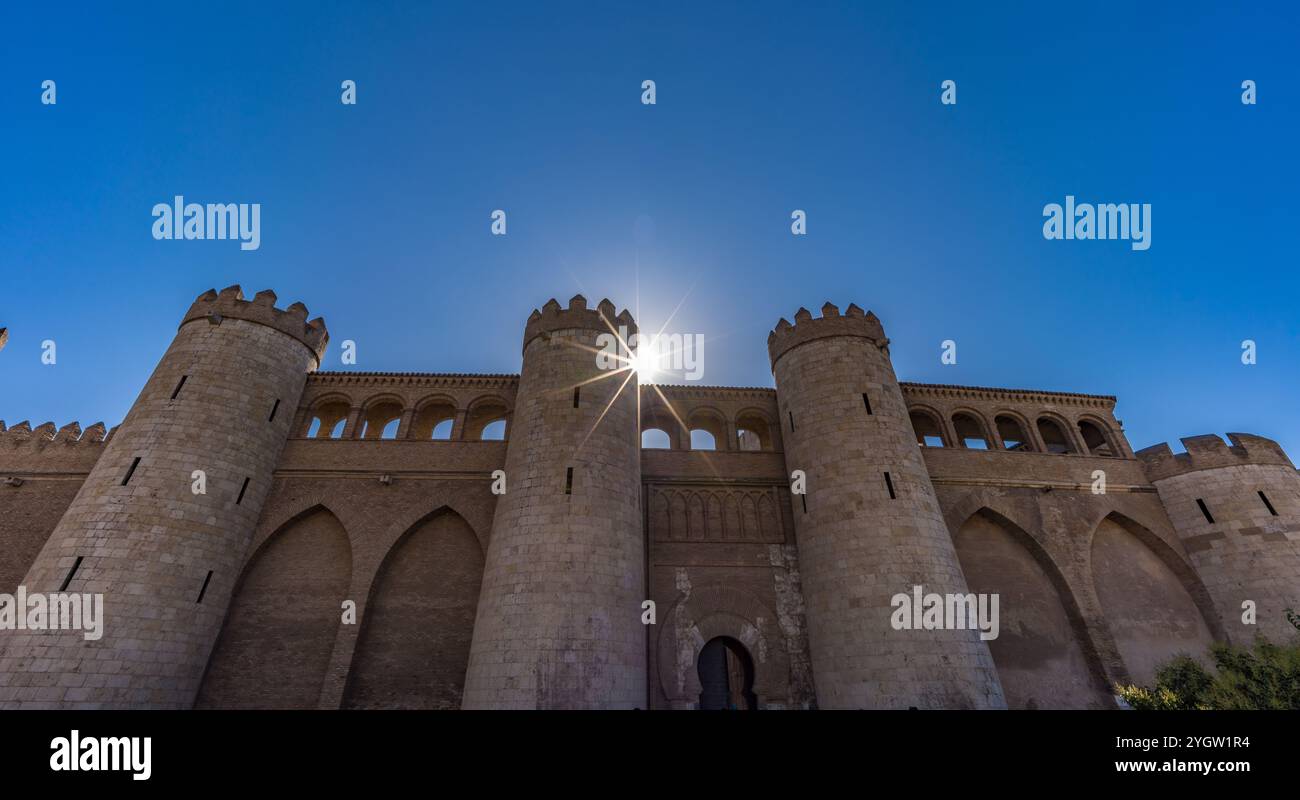 Saragozza, Spagna - 23 luglio 2024: Esterno del Palacio de la Aljaferia. Palazzo medievale fortificato, ora sede del parlamento regionale di Aragona. UNESCO Foto Stock